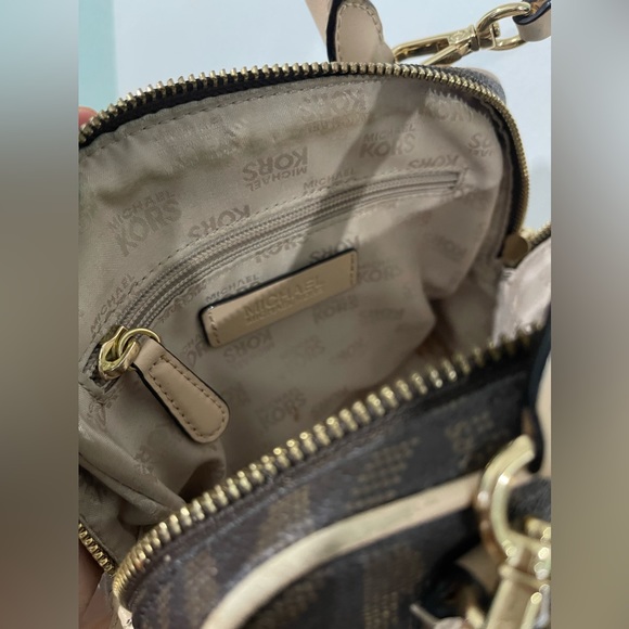 Mini Michael kors cross body or Can be used as regular. - Picture 5 of 5
